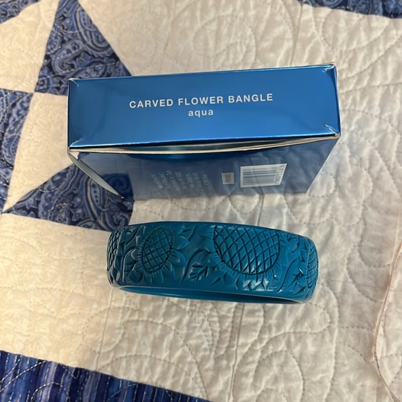 Avon carved bangle bracelet. - Picture 3 of 4